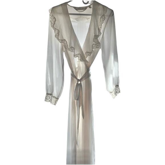 EUC VINTAGE Victoria’s Secret Sheer Ivory Dressing Gown Robe Size Med / Large